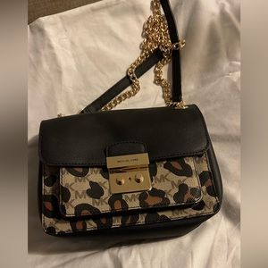 Michael Kors / Small but lots of pockets / Shoulder Bag